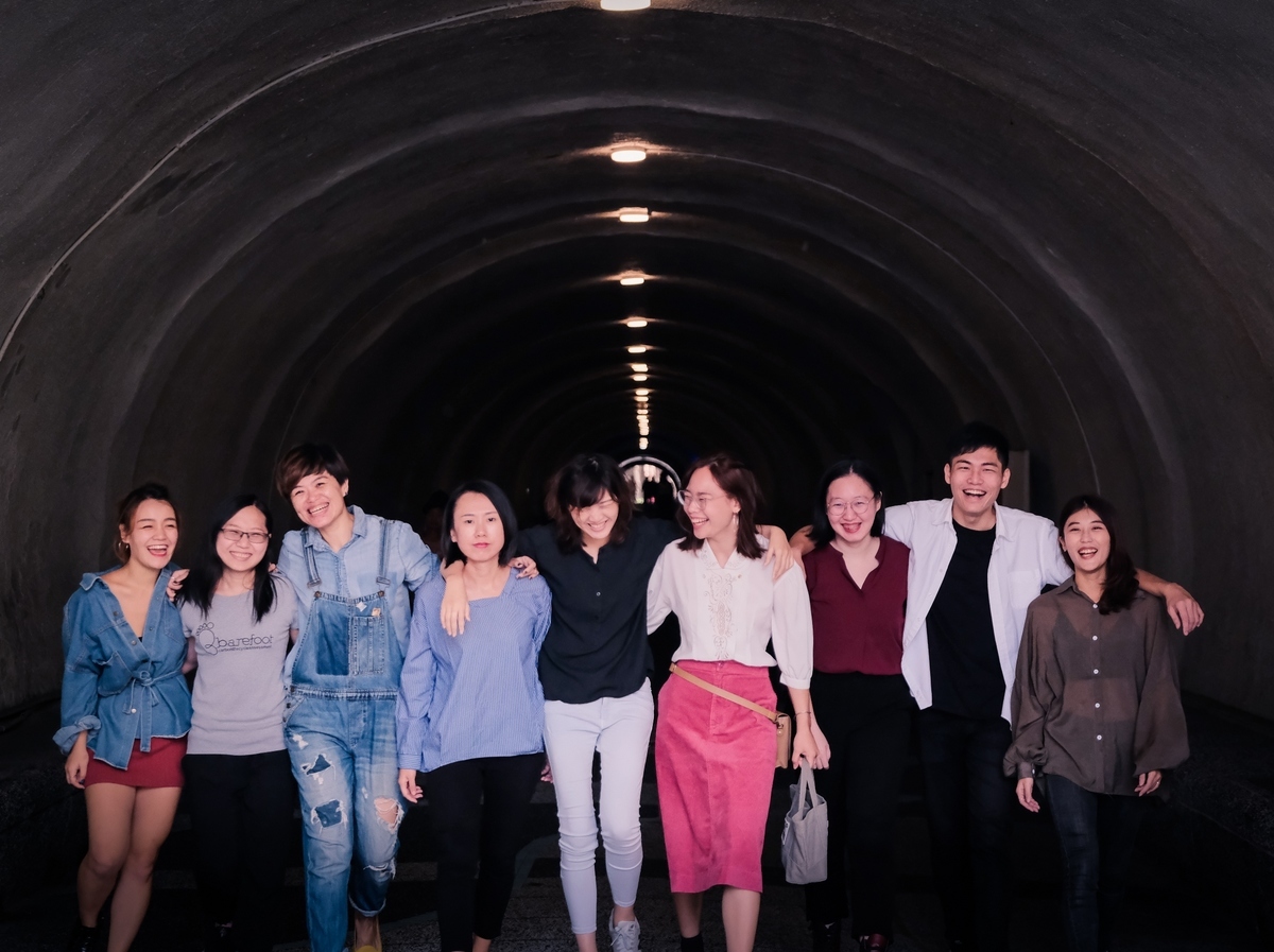 The curatorial team turned the tunnel into an art gallery to showcase sketch works of Kai-Hsiang Cheng (second on the right), an artist from Pingtung. Cheng even created a series of new streetscape works dedicated to Hamasen, the oldest neighborhood by the Kaohsiung harbor. The first on the right is assistant professor of NSYSU Department of Theatre Arts Jasper Hsieh.