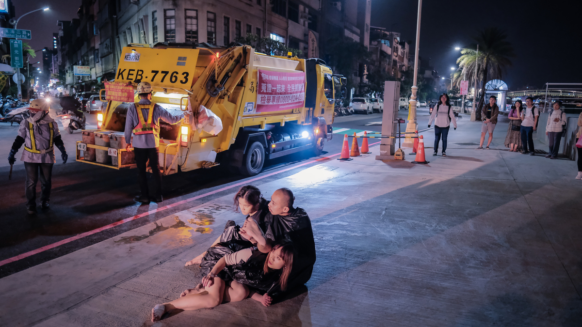The opening act for the Fringe this year aimed to capture the daily life of Hamasen district. Badarzewska’s classic tune “The Maiden’s Prayer” was reinterpreted with a live band and modern dance performance. The street theatre was performed along the garbage truck route and drew community crowds.Image
