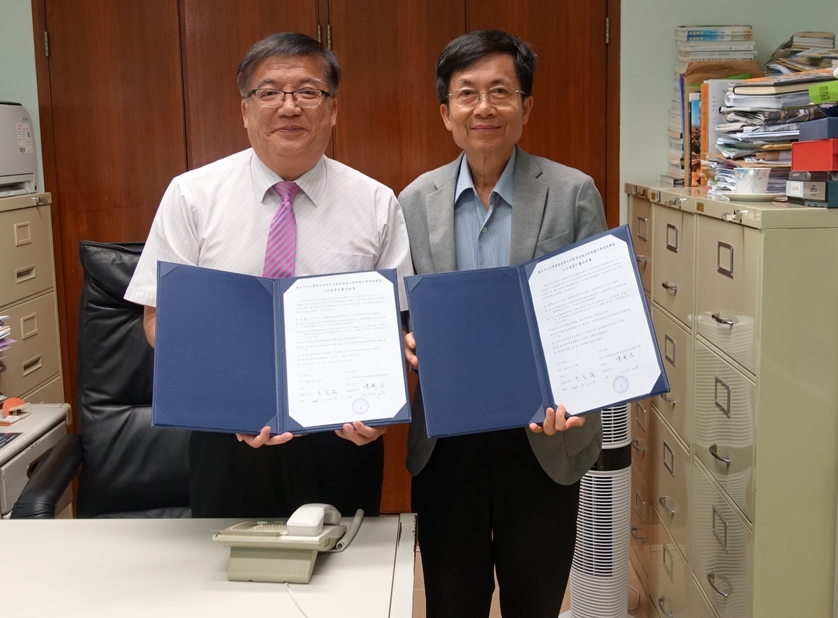 Principal of NLSI Lui Kwok Pat Fong College Chan Kwok Keung (on the left) signed a strategic alliance agreement with NSYSU.Image
