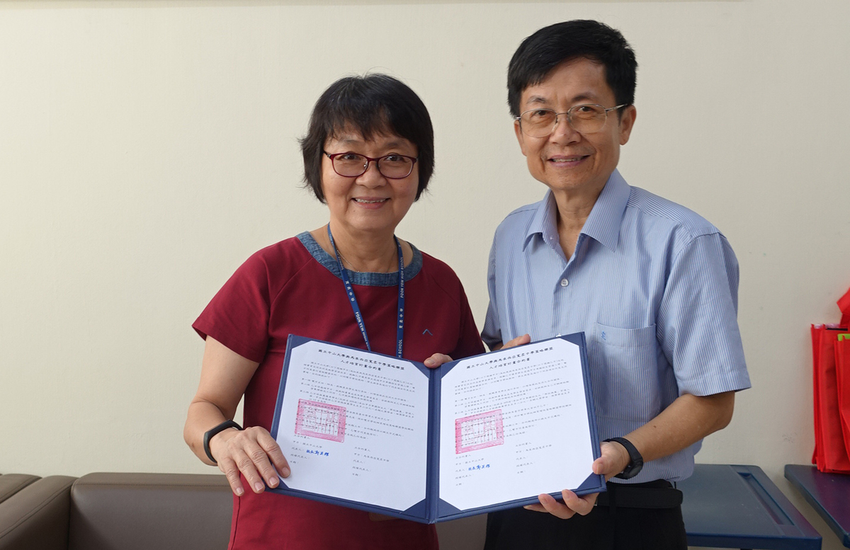 From the left are: Vice Principal Tan Siok Huang of Foon Yew High School, Johor, Malaysia and NSYSU Vice President for Academic Affairs Tsung-Lin Lee signed a bilateral strategic alliance agreement.