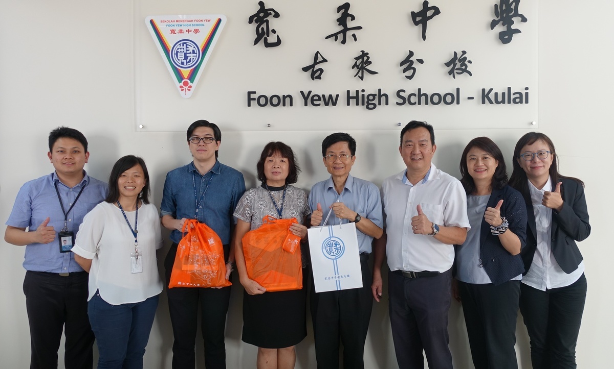 NSYSU team visited Foon Yew High School – Kulai (Malaysia) to discuss the details of the strategic agreement. From the left are: Deputy Head of Further Studies Department Foo Tiang Jing, Head of Further Studies Department Tay Yap Hong, Vice Principal蔡勁雄, Vice Principal Tam Sai Moi, NSYSU Vice President for Academic Affairs Tsung-Lin Lee, Head of Sun Yat-sen University Taiwan Alumni Association of Malaysia Kelvin Pang, Director Chloe Hsieh and Administrative Officer Chia-Chen Hung of the NSYSU Office of Academic Affairs.Image
