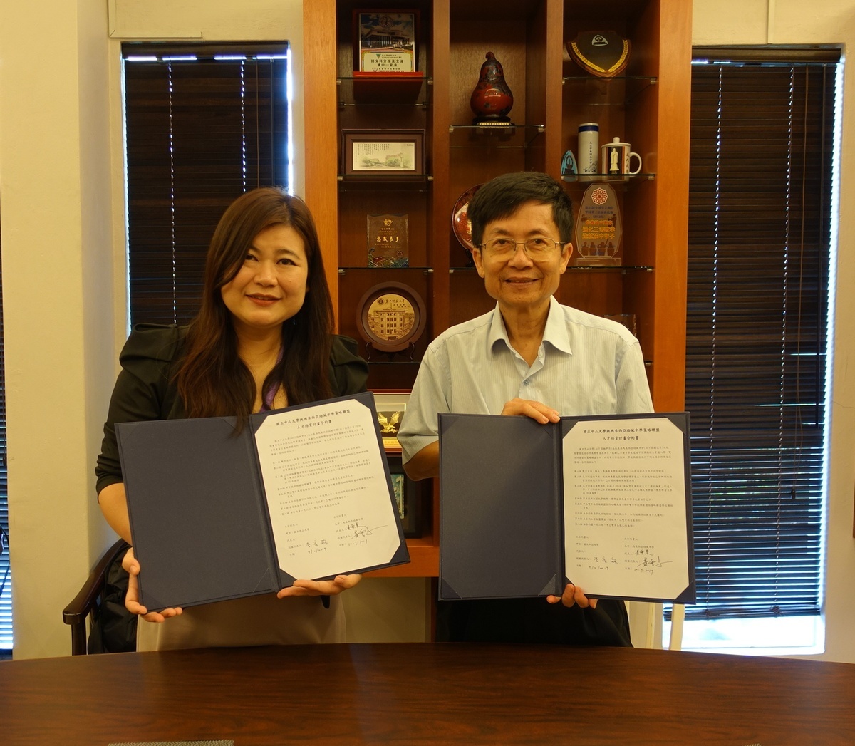 NSYSU Vice President for Academic Affairs Tsung-Lin Lee (on the right) signs a strategic alliance agreement with Ng Swee Lai – Principal of Pay Fong Middle School Malacca in Malaysia.