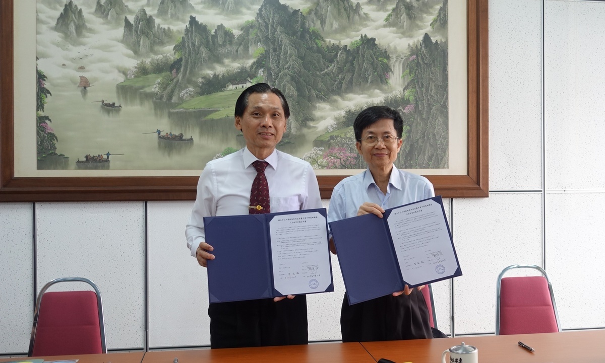 NSYSU Vice President for Academic Affairs Tsung-Lin Lee (on the right) signs a strategic alliance agreement with Liaw Wei Keong – Principal of Kluang Chong Hwa High School.