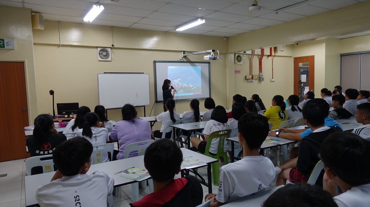 Presentation on NSYSU academic system, admission channels for overseas Chinese students and admission counselling for senior year students at Chong Hwa High School S.B.R.Image