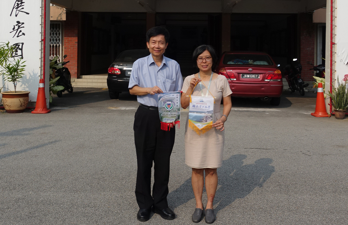 Visit to Chinese High School, Batu Pahat. On the left is NSYSU Vice President for Academic Affairs Tsung-Lin Lee, on the right is Principal of the Chinese High School, Batu Pahat Son Siew Ee.