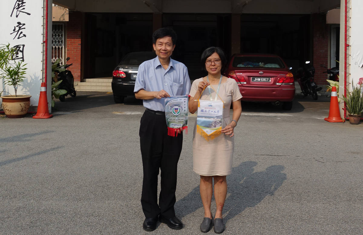 Visit to Chinese High School, Batu Pahat. On the left is NSYSU Vice President for Academic Affairs Tsung-Lin Lee, on the right is Principal of the Chinese High School, Batu Pahat Son Siew Ee.Image
