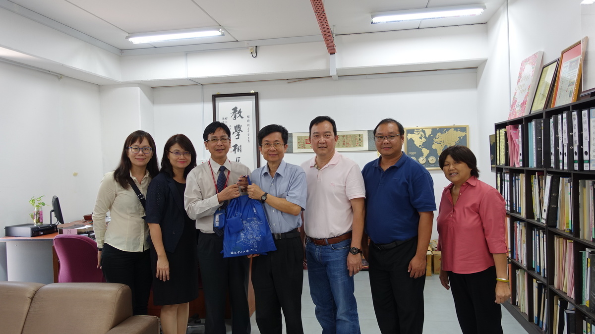 Visit to Pei Chun High School. From the left are: Administrative Officer Chia-Chen Hung and Director Chia-Chen Hsieh of the NSYSU Office of Academic Affairs, Principal of Pei Chun High School Ong Chang Boon, NSYSU Vice President for Academic Affairs Tsung-Lin Lee, Head of Sun Yat-sen University Taiwan Alumni Association of Malaysia Kelvin Pang, the Deputy Head Toh Ying Song, First Vice-Principal Cum Head of Academic Department Neo Geok Eng.