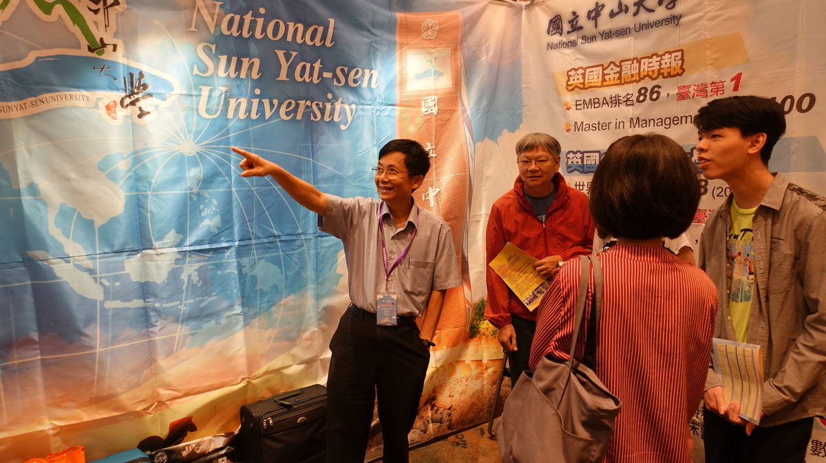 During the Taiwan Higher Education Fair in Macao, Vice President for Academic Affairs Tsung-Lin Lee presents the features of NSYSU to parents and students.
