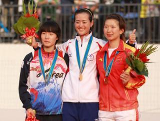 黃郁婷(中)獲女子500m金牌圖片
