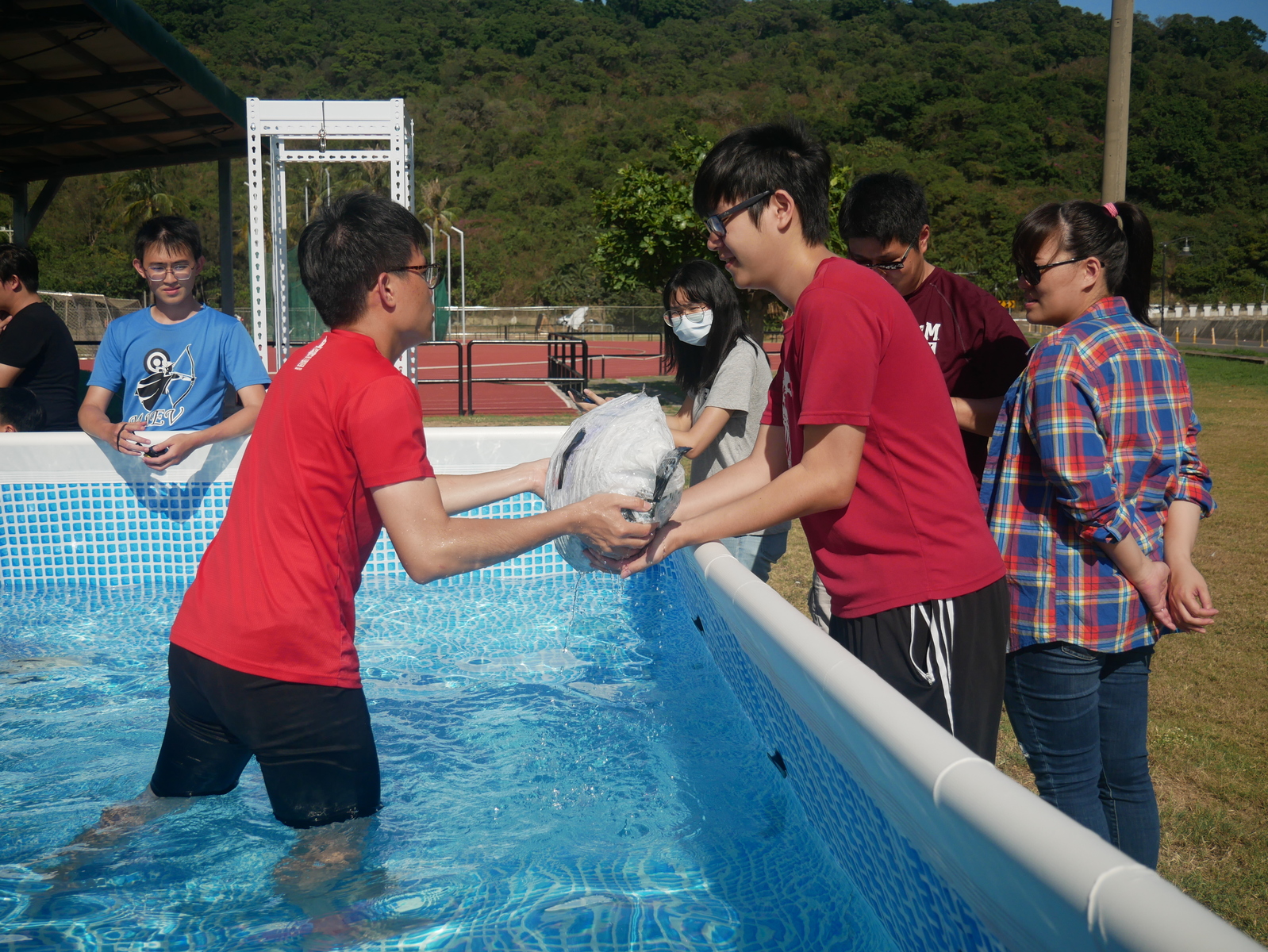 Students show off their creativity during competition for biomimetic underwater fish modelsImage