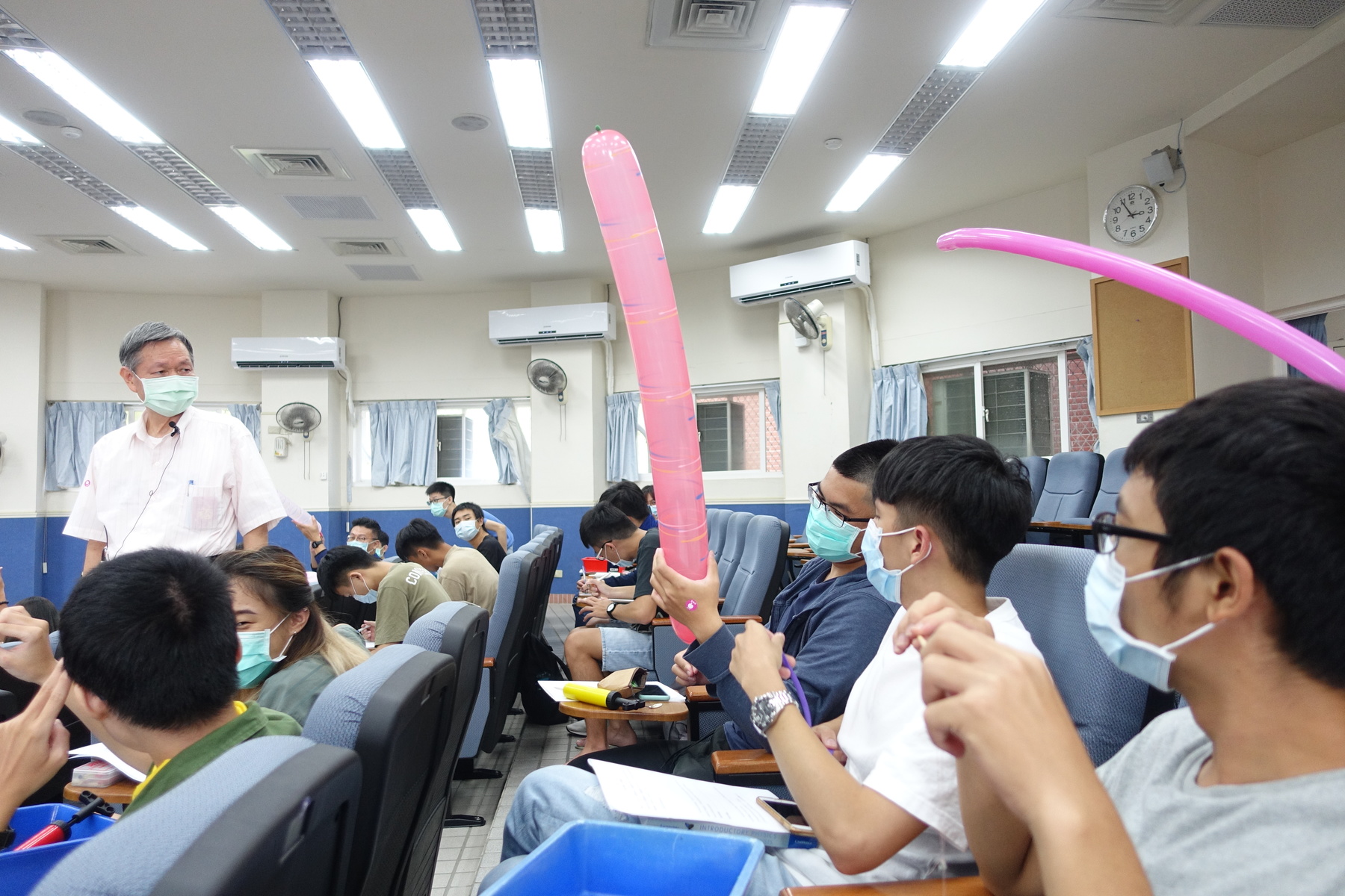 Chair Professor of the Center for General Education Huann-Shyang Lin (first on the left) guided the students of The Application of Scientific Inquiry course to practice their investigative abilities through scientific experiments.