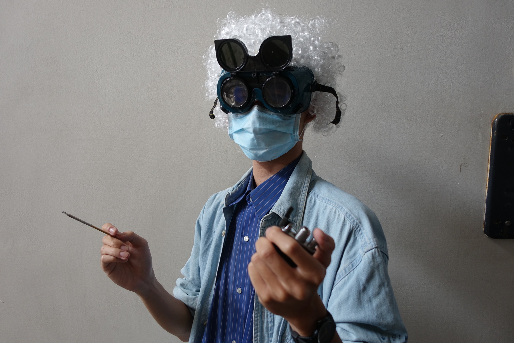 Student of the Department of Theater Arts Chun-Yen Chuo demonstrated his groups’ experiment – a cannon made of aluminum foil and matches.