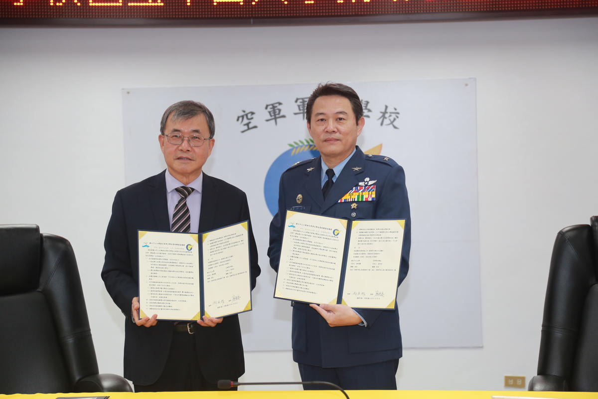 National Sun Yat-sen University, represented by President Ying-Yao Cheng (on the left), tied a strategic alliance with R.O.C. Air Force Academy, represented by Superintendent Hung-An Tang (on the right).Image