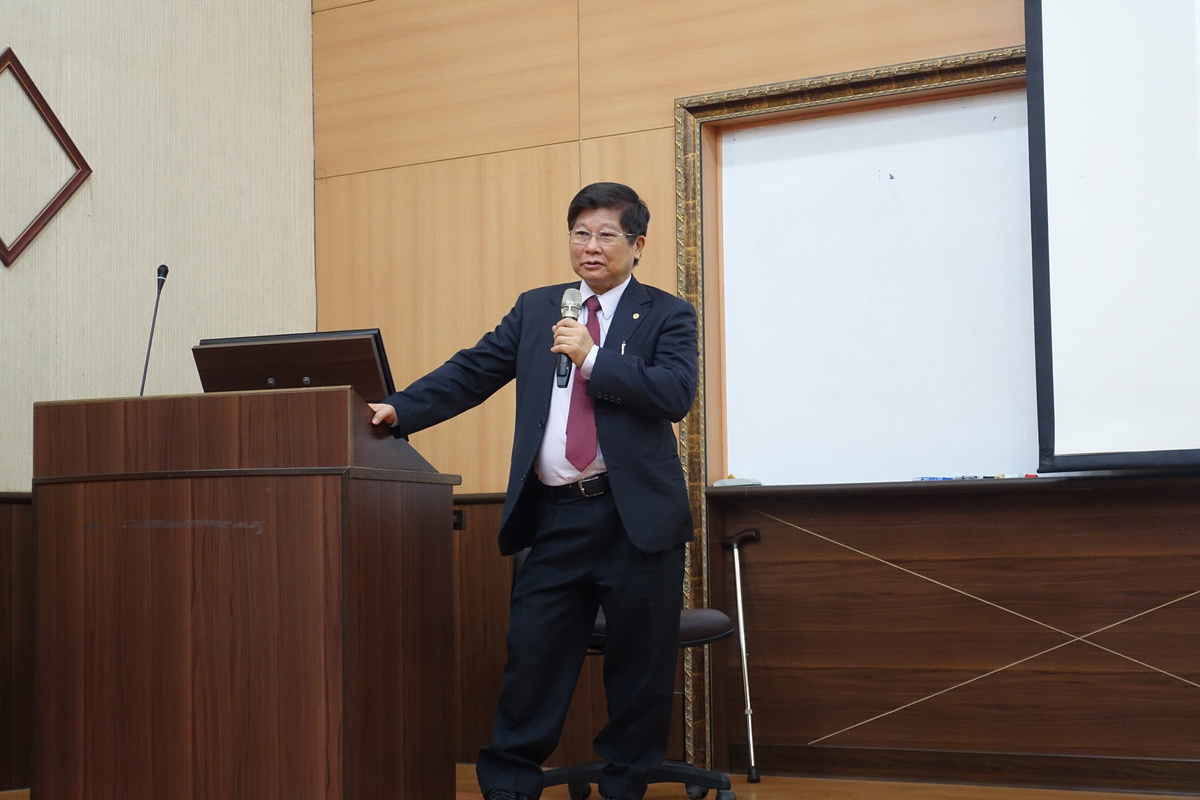 Academician of Academia Sinica Professor Lu-Hai WangImage