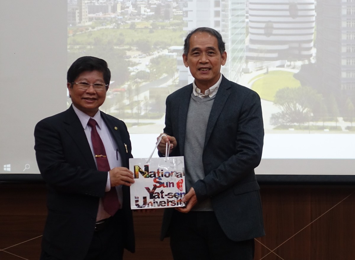 Dean of the College of Science Ming-Jung Wu (on the right) handing a gift to Professor Lu-Hai WangImage