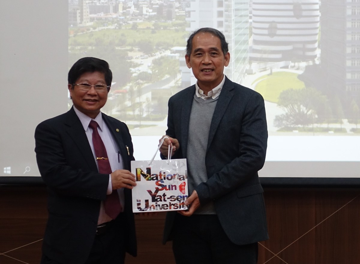 Dean of the College of Science Ming-Jung Wu (on the right) handing a gift to Professor Lu-Hai Wang