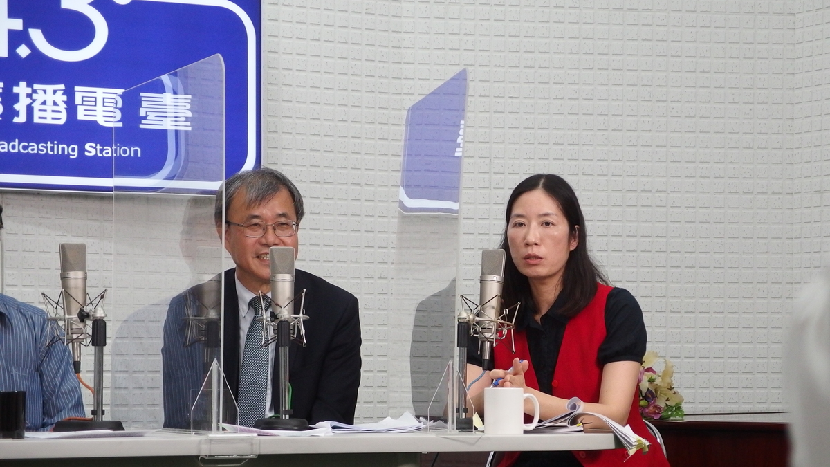 On the right is Chief Secretary of the Department of Health, Kaohsiung City Government, Hsiao-Hsing Wang.