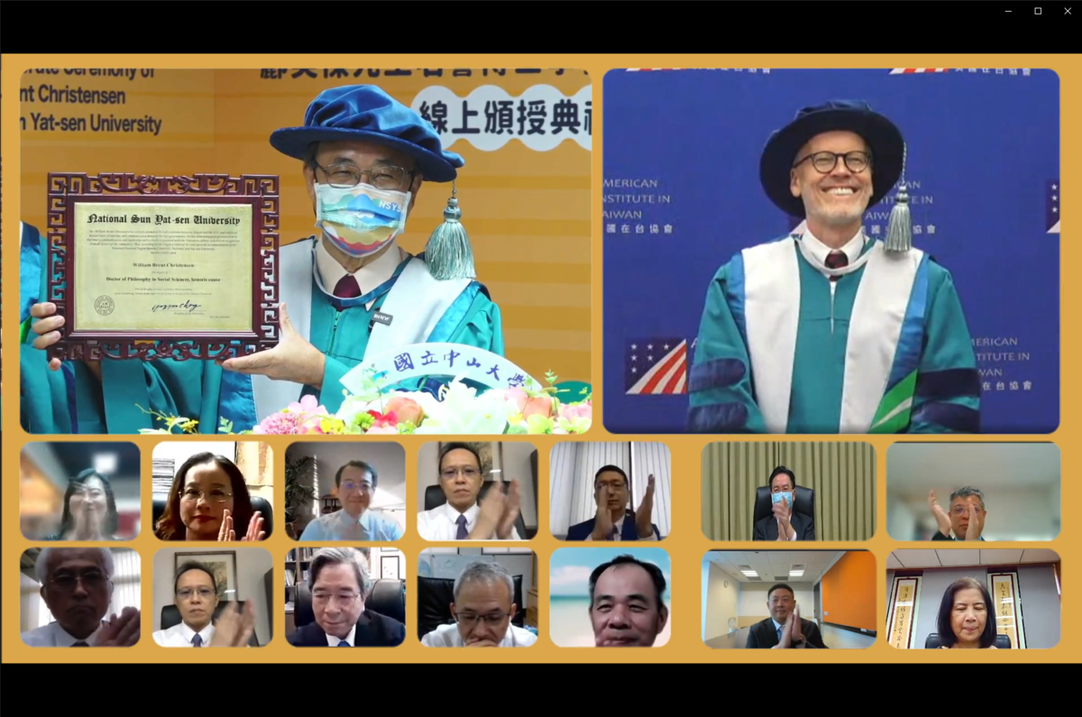 NSYSU hosted an online honorary doctorate conferral ceremony. NSYSU President Ying-Yao Cheng (top left) bestowed the Honorary Doctorate in Social Sciences online to the Director of American Institute in Taiwan Mr. William Brent Christensen (top right). Minister of Education Pan Wen-Chung, Minister of Foreign Affairs Joseph Wu, as well as the University’s first-level supervisors and many distinguished guests attended the ceremony remotely.