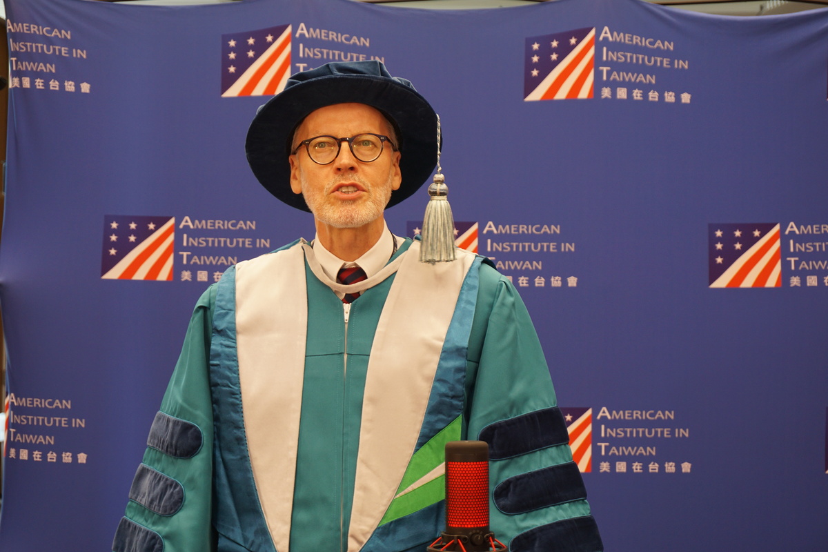 Director of American Institute in Taiwan Mr. William Brent Christensen was conferred the Honorary Doctorate in Social Sciences from NSYSU. (Photo provided by AIT)