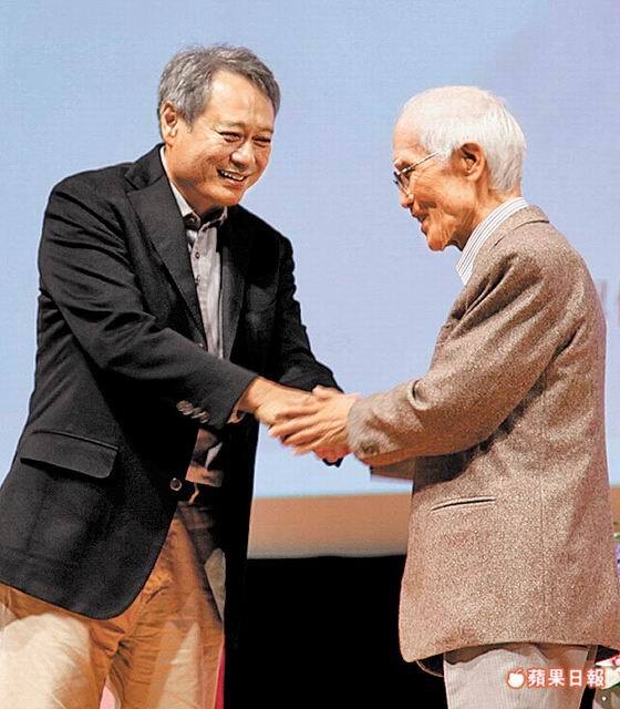 李安（左）與詩人余光中昨在高雄中山大學對談。圖片