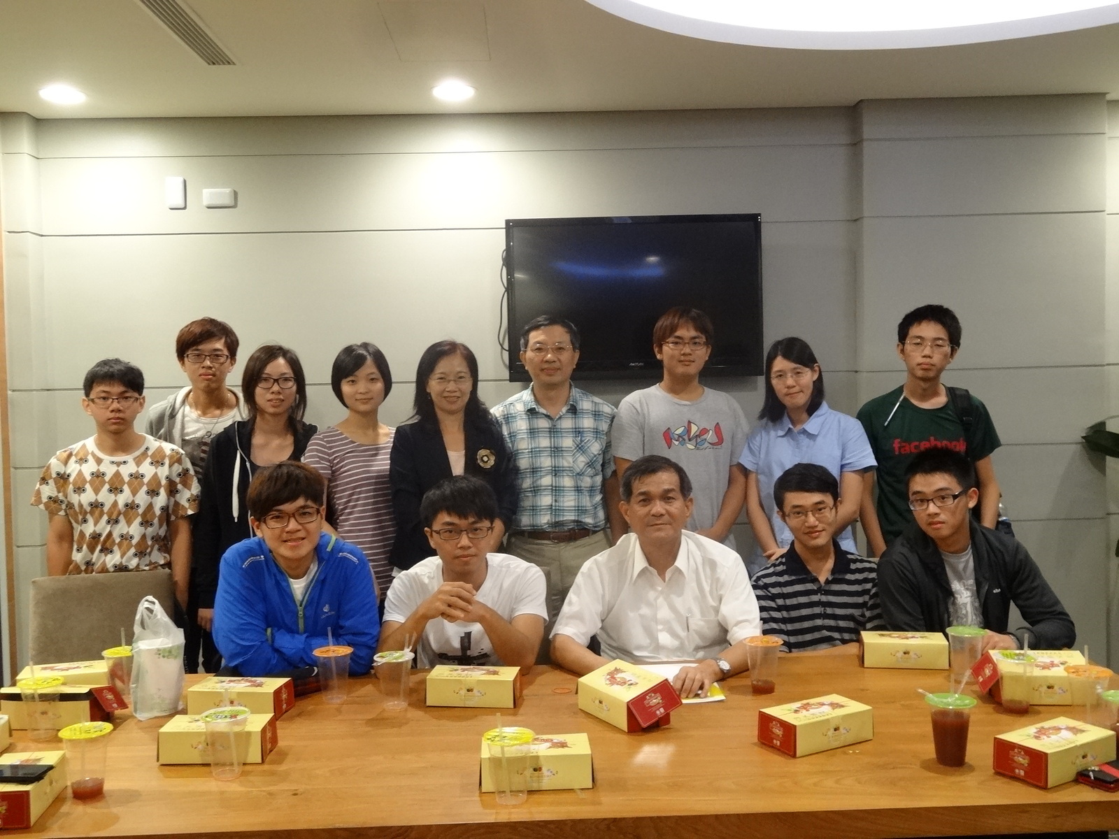 行政主管與學生代表們 大合照圖片