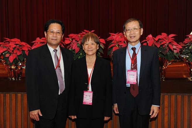 左起中山大學副校長黃志青、材料學會理事長蘇宗粲、中鋼執行副總經理王錫欽圖片