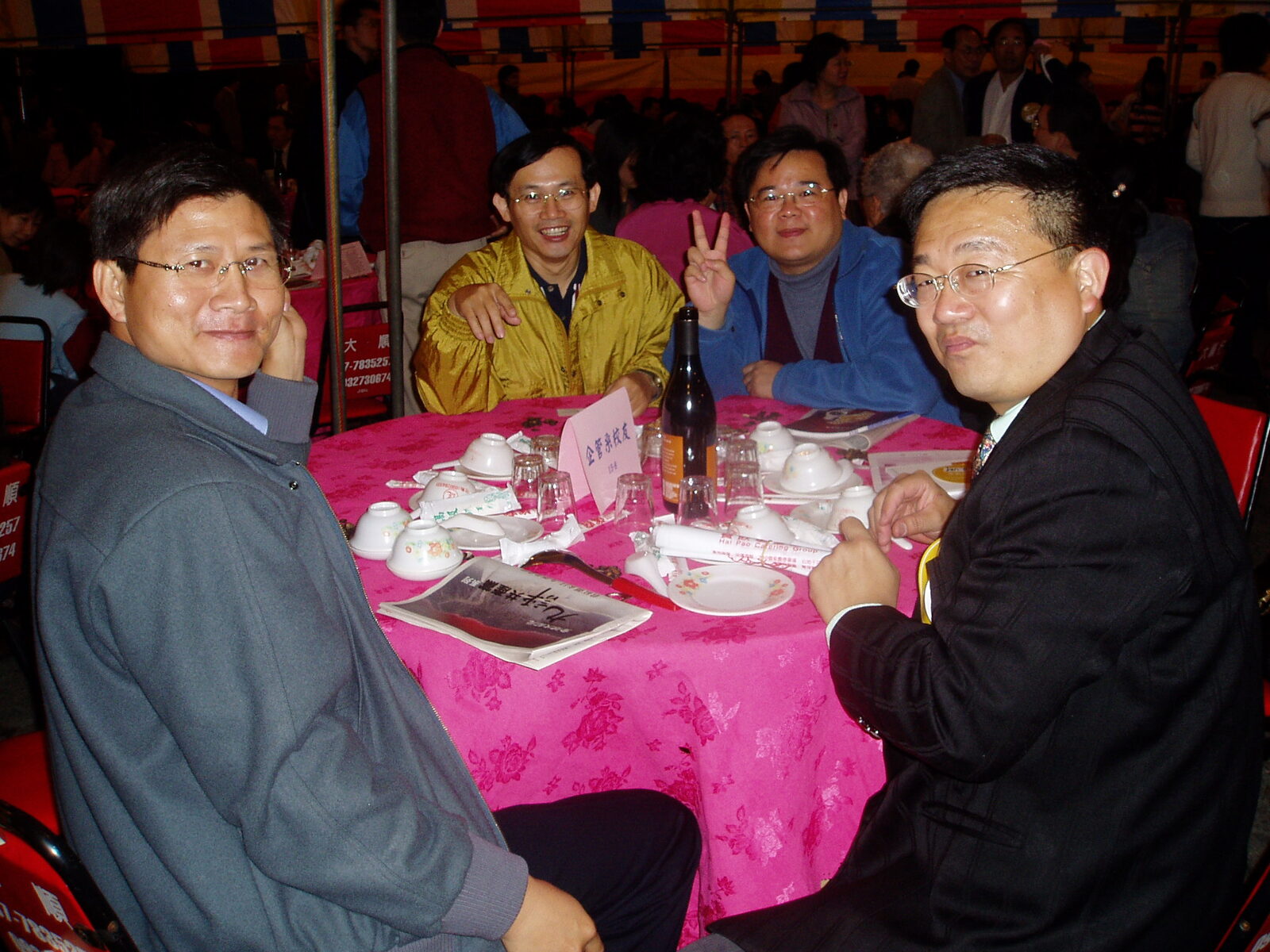 管理學院校友回娘家，席開六十桌，系友和樂融融。圖片