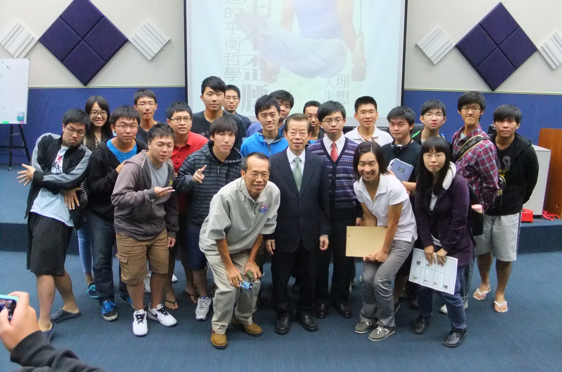 師生與謝長廷先生合影圖片
