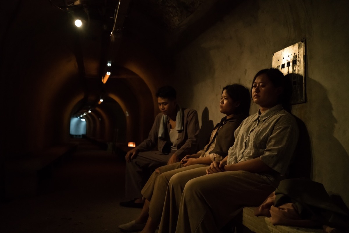 Students retell stories of Sizihwan air-raid shelter in theatre play and photo exhibition