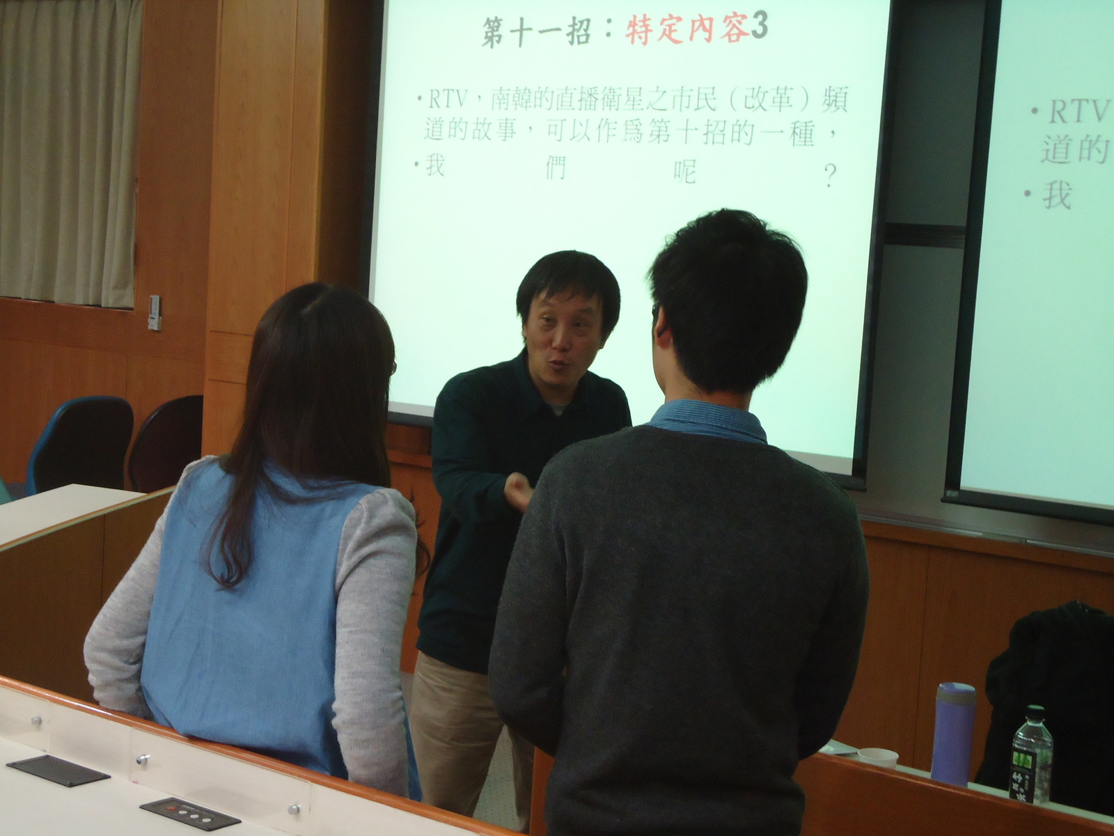 樂於與學生討論的馮教授圖片