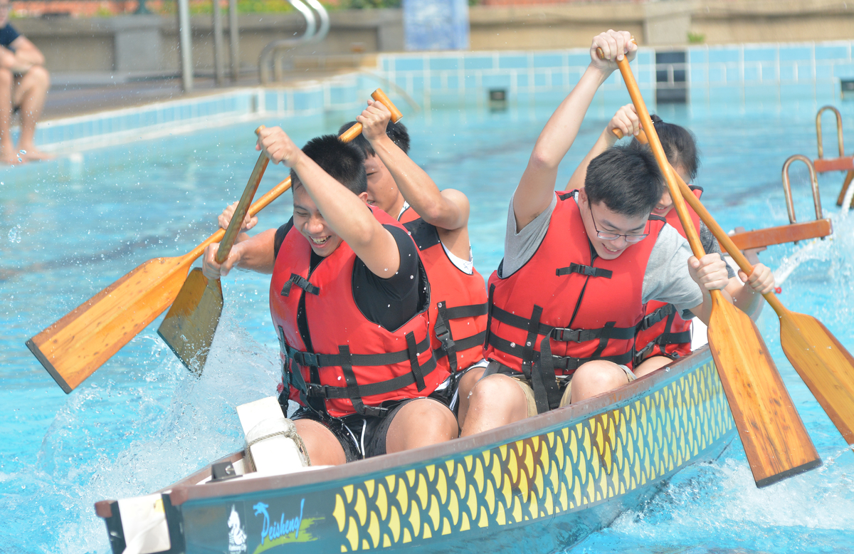 National Sun Yat-sen University held the first aquatic tug of war competition during Sports Day, an annual campus event bustling with noise and excitement.Image