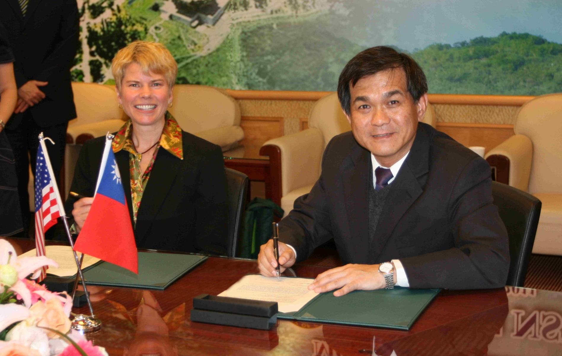 楊弘敦校長(右)與UCSD國際長Michelle Hermas(左)代表簽約
