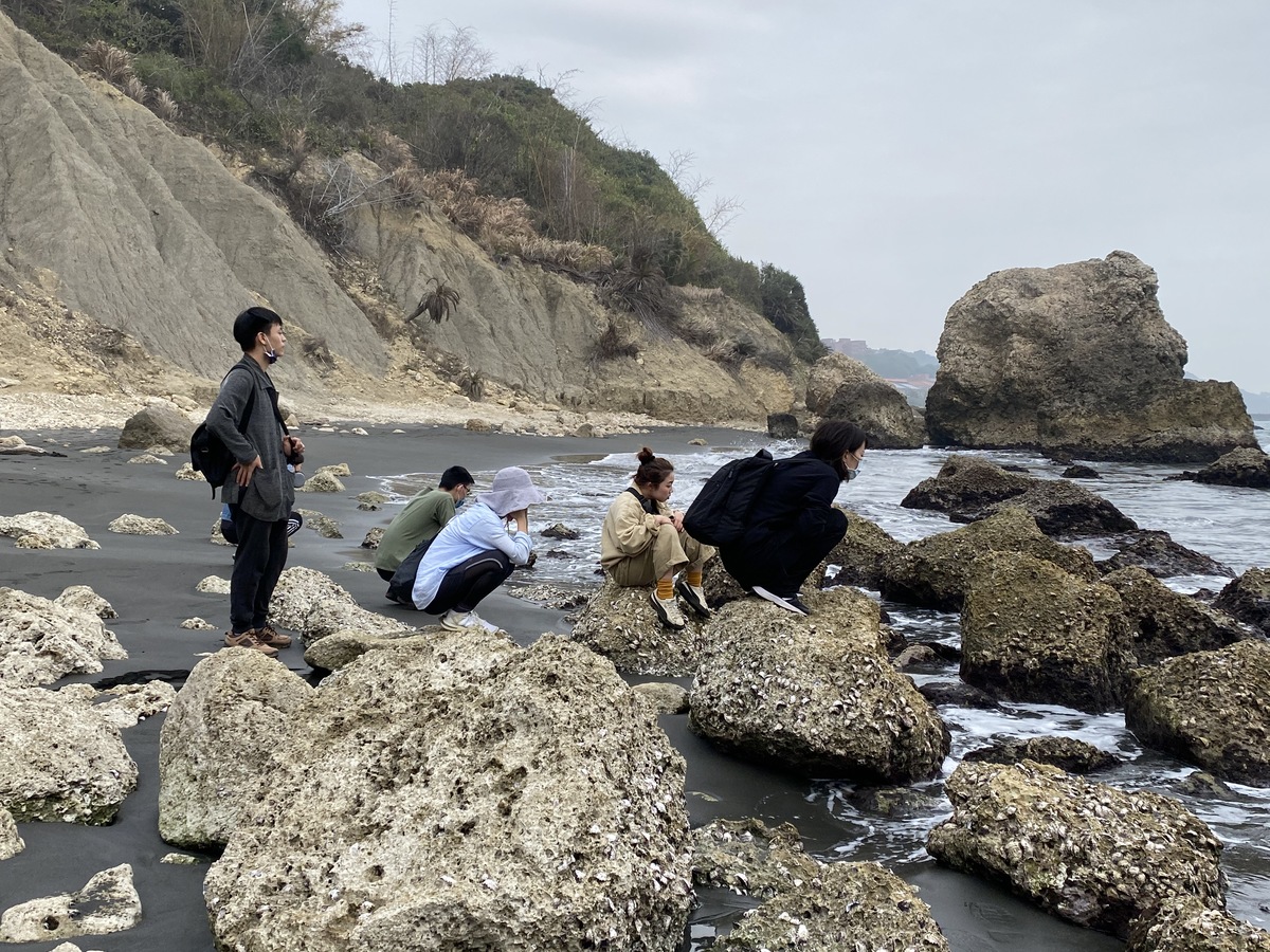 Led by a local vocal artist Fang-Yi Liu, the students explored the natural soundscape of the beach on the west side of Chaishan Mountain.