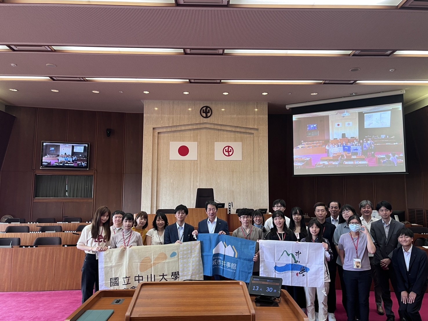 Faculty and students from NSYSU engaged in exchanges with Sakamaki Giichi, Speaker of the Nagareyama City Council, Deputy Speaker Miho Kondoh, and other members to explore local urban development and issues from the perspectives of industry, government, and academia.