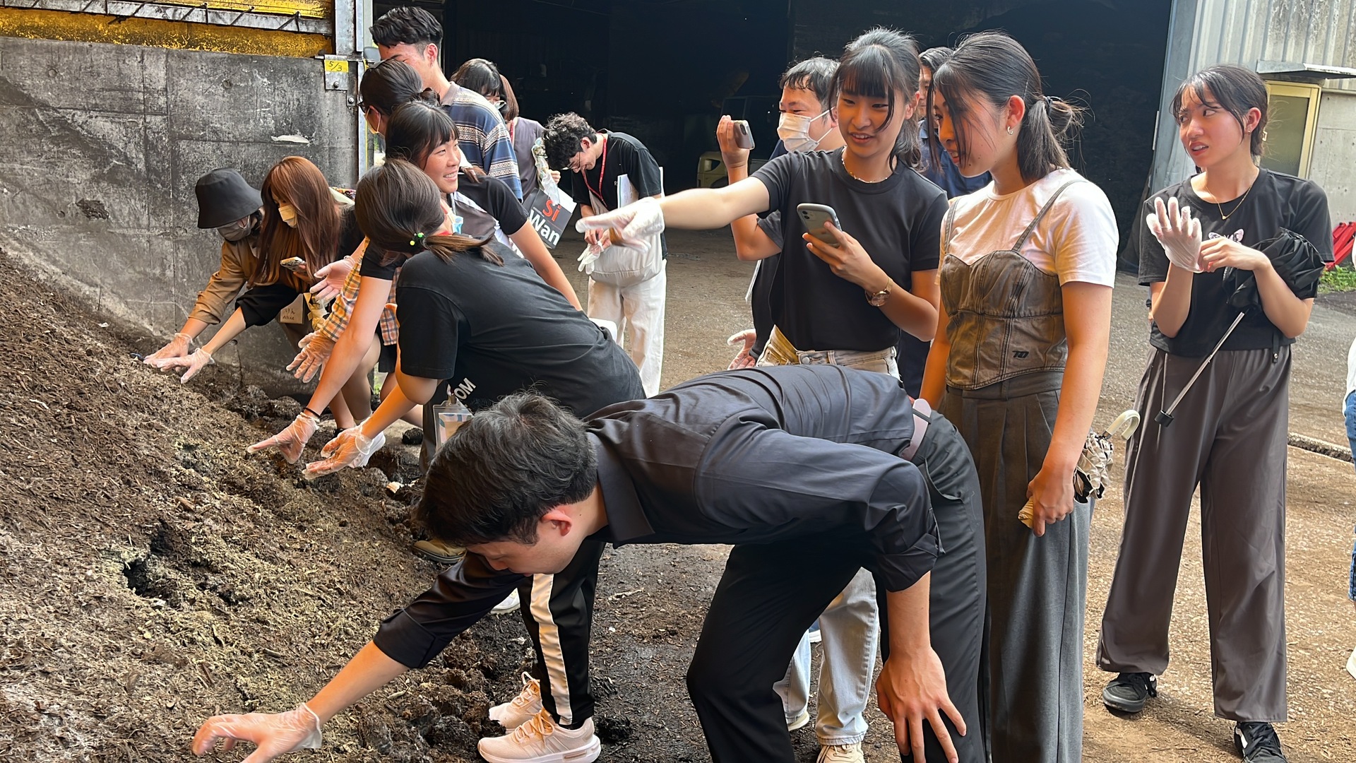 They visited Chiba University's practical learning site and toured MIDORI, a sustainable enzyme composting company in Nagara Town. The group experienced the compost fermentation process firsthand and observed cabbages cultivated using organic enzymes.