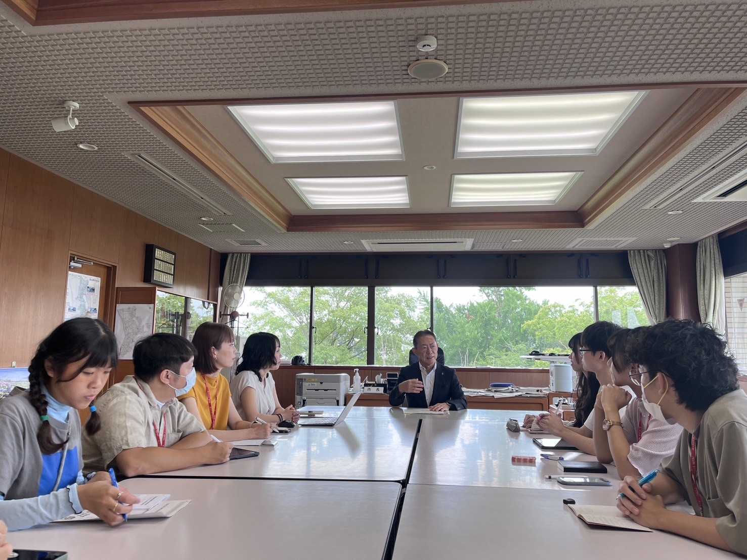 Engaged in a dialogue with Nagareyama Mayor Yoshiharu Izaki and Deputy Speaker Miho Kondoh.