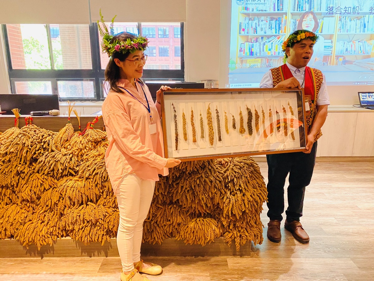Assistant Professor Shih-Hui Liu (on the left) of the Department of Biological Sciences donated specimens of millet to the Center, collected during one of her research projects, with the aim to promote the material culture of the indigenous peoples of Taiwan.