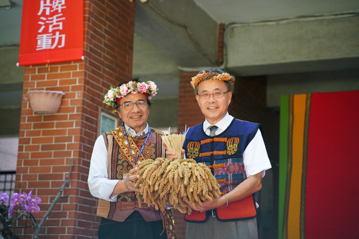 Mayor of the Wutai Township Cheng-Chi Tu handed a bouquet of millet to NSYSU President Ying-Yao Cheng; this is a gesture symbolizing cultivation and transmission of culture.