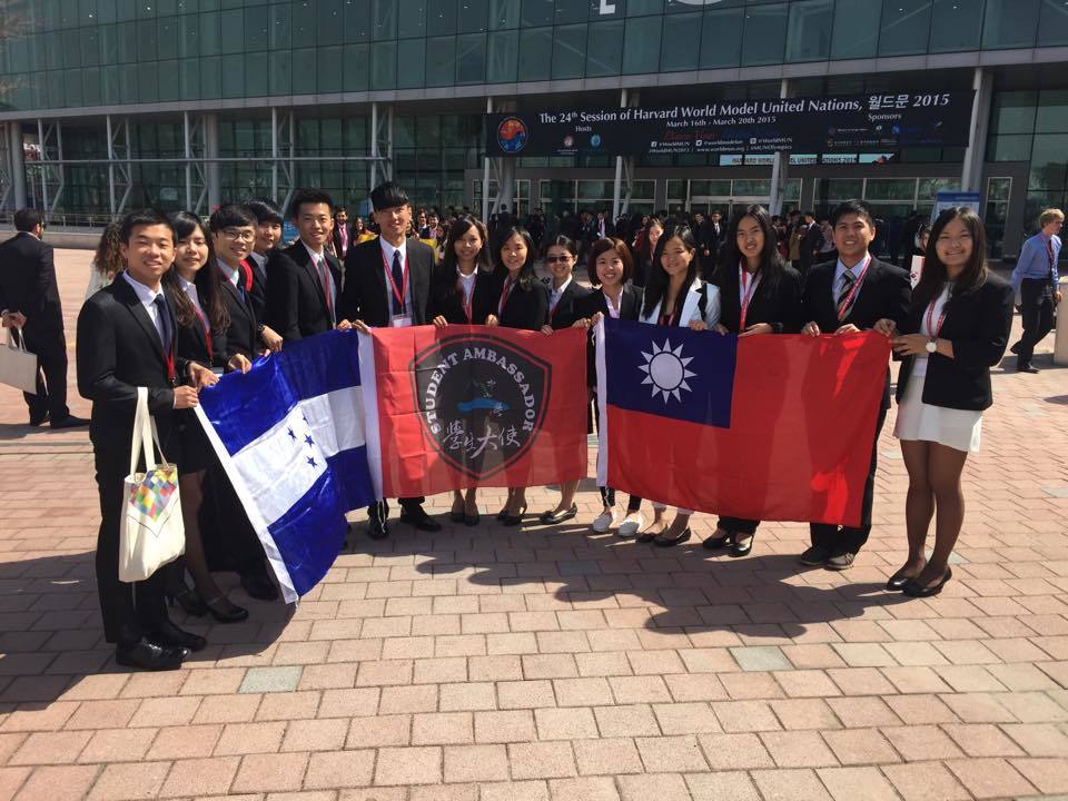 中山大學模擬聯合國參訪團於南韓首爾會場外留影圖片