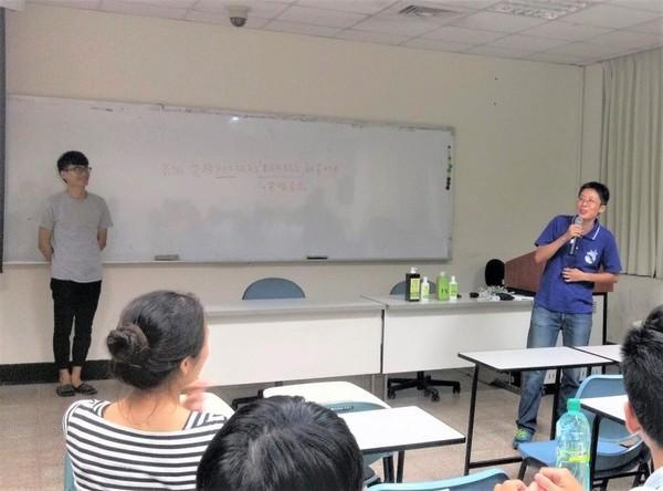 On the right: FangZhou (方舟) Director-General comes to the classroom to thank students for the marketingImage