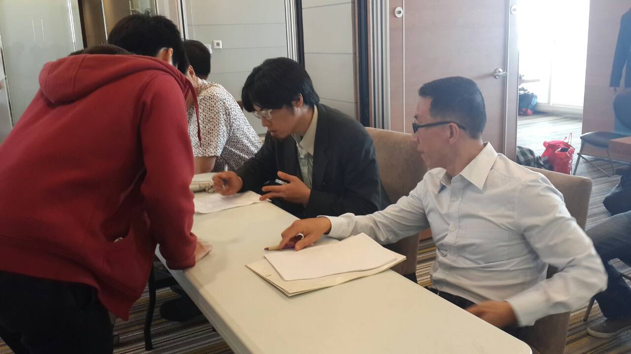 主辦方與評審討論競賽規則(主辦單位提供)圖片
