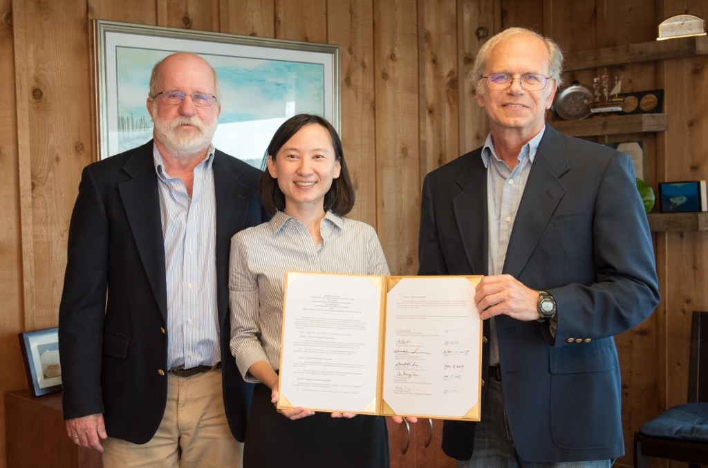 From left, Phil Hastings, SIO Professor of Marine Biology; Hsiu-Chin Lin , NSYSU Director  of Global Academic Research Collaboration Center; Ronald Burton, SIO Biology Section Head and Professor of Marine Biology