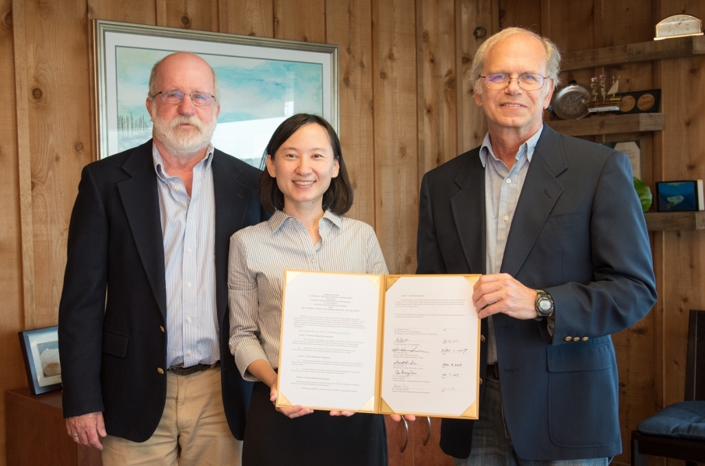 From left, Phil Hastings, SIO Professor of Marine Biology; Hsiu-Chin Lin , NSYSU Director  of Global Academic Research Collaboration Center; Ronald Burton, SIO Biology Section Head and Professor of Marine BiologyImage