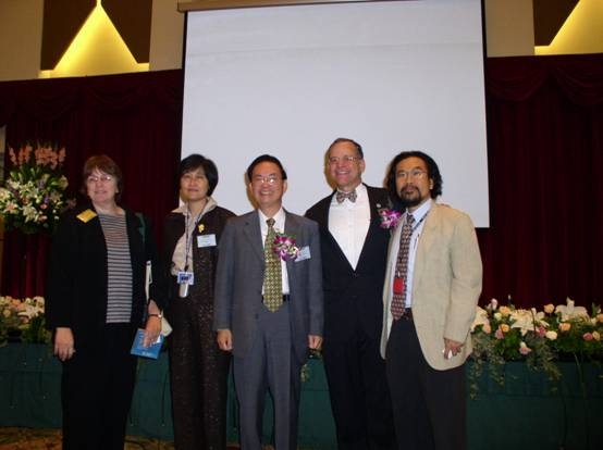 照片中右二為奇尼先生，中為前高雄市副市長及現任國策顧問侯和雄，右一為此次會議主辦人國立中山大學海洋環境及工程學系主任兼所長李賢華教授，左一為美國夏威夷州海洋資源分部官員伊麗莎白柯賓女士，左二為中央氣象局徐如娟主任。圖片