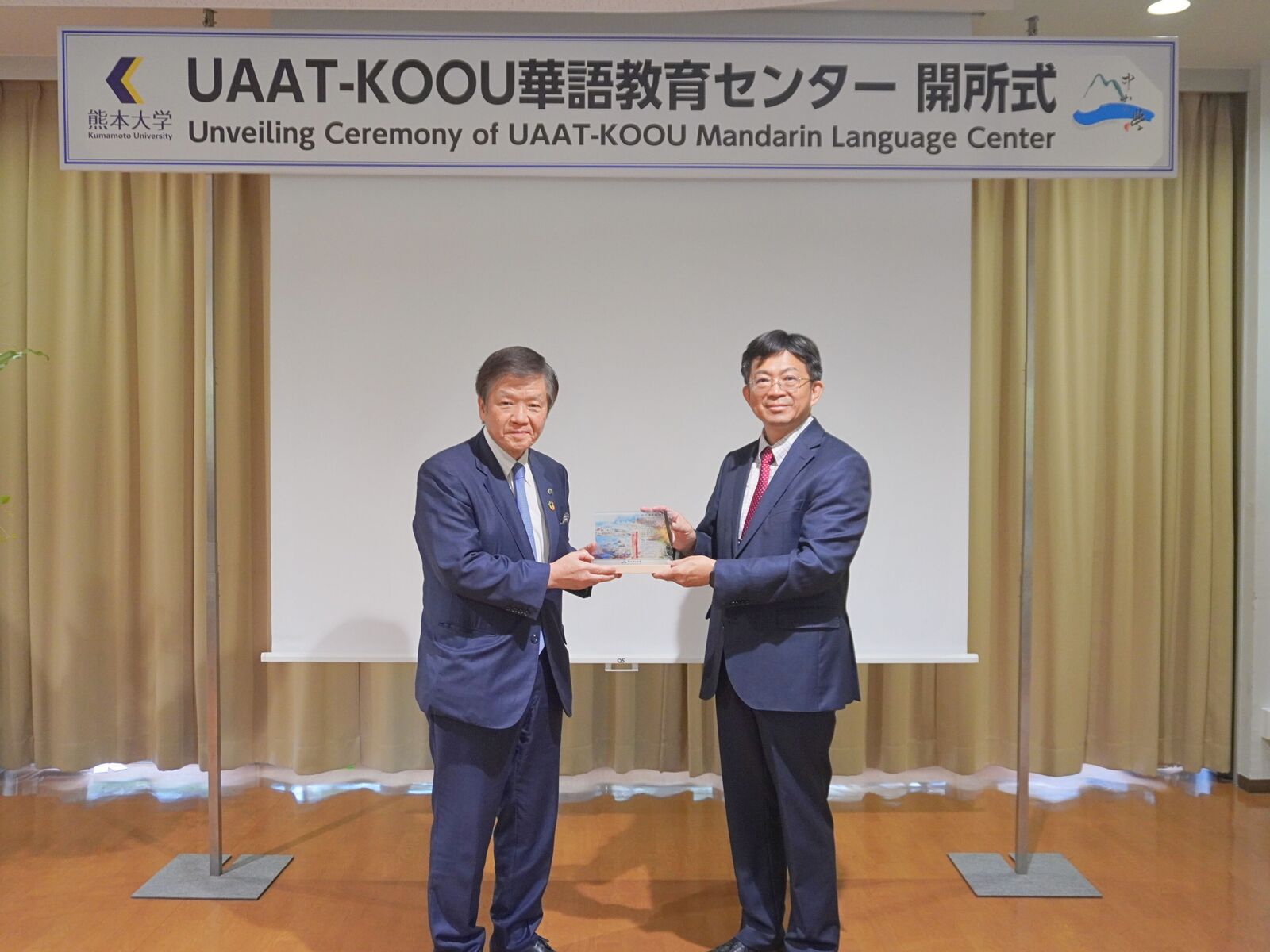 NSYSU President Chih-Peng Li (right) presents a gift to Kumamoto University President Ogawa Hsiao (left).Image