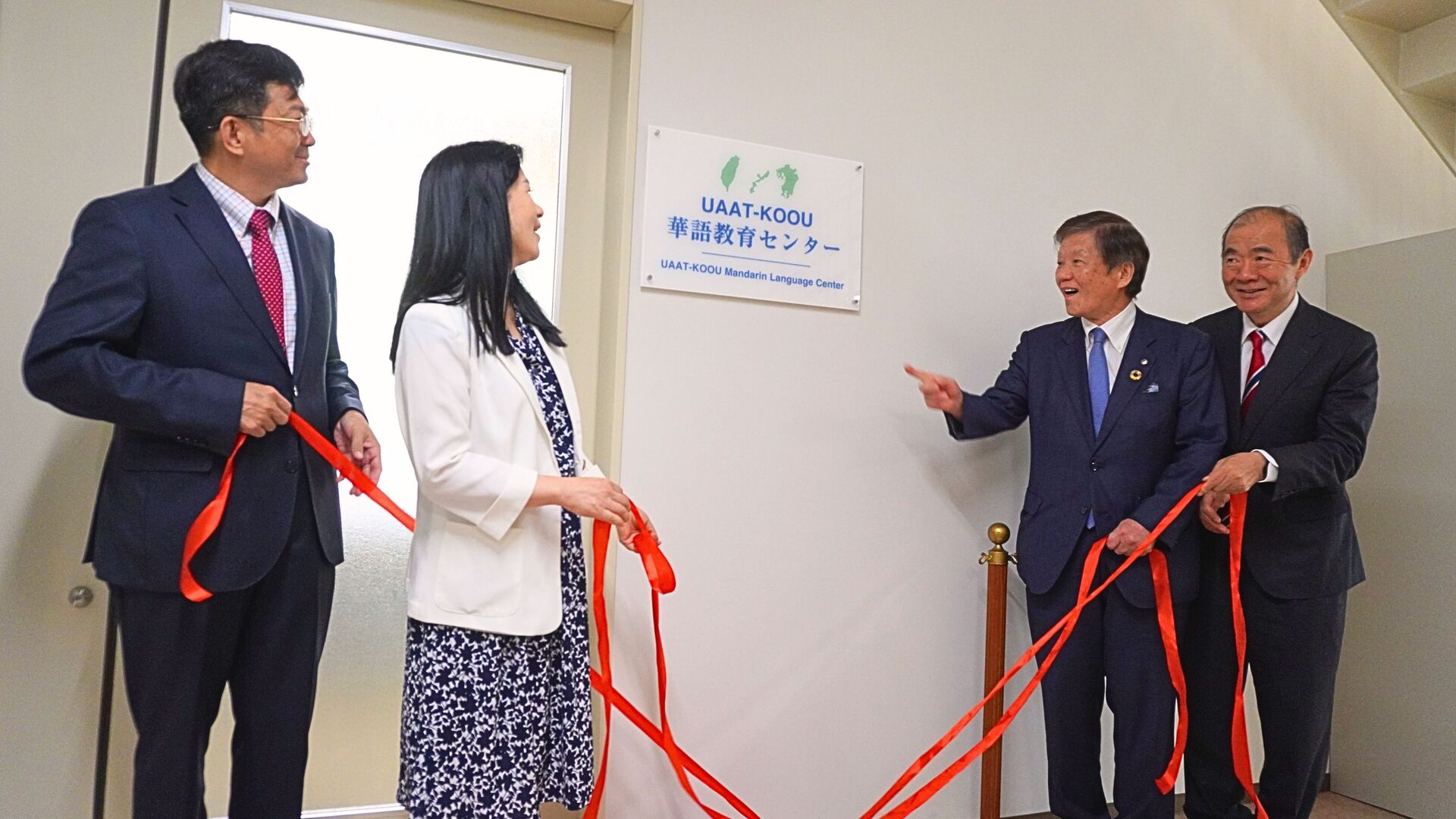 National Sun Yat-sen University President Chih-Peng Li (from left), Director-General Yu-Jiuan Lee of the Department of International and Cross-Strait Education of the Ministry of Education, Kumamoto University President Hisao Ogawa, and Director-General Ming-Chun Chen of the Taipei Economic and Cultural Office in Fukuoka.Image