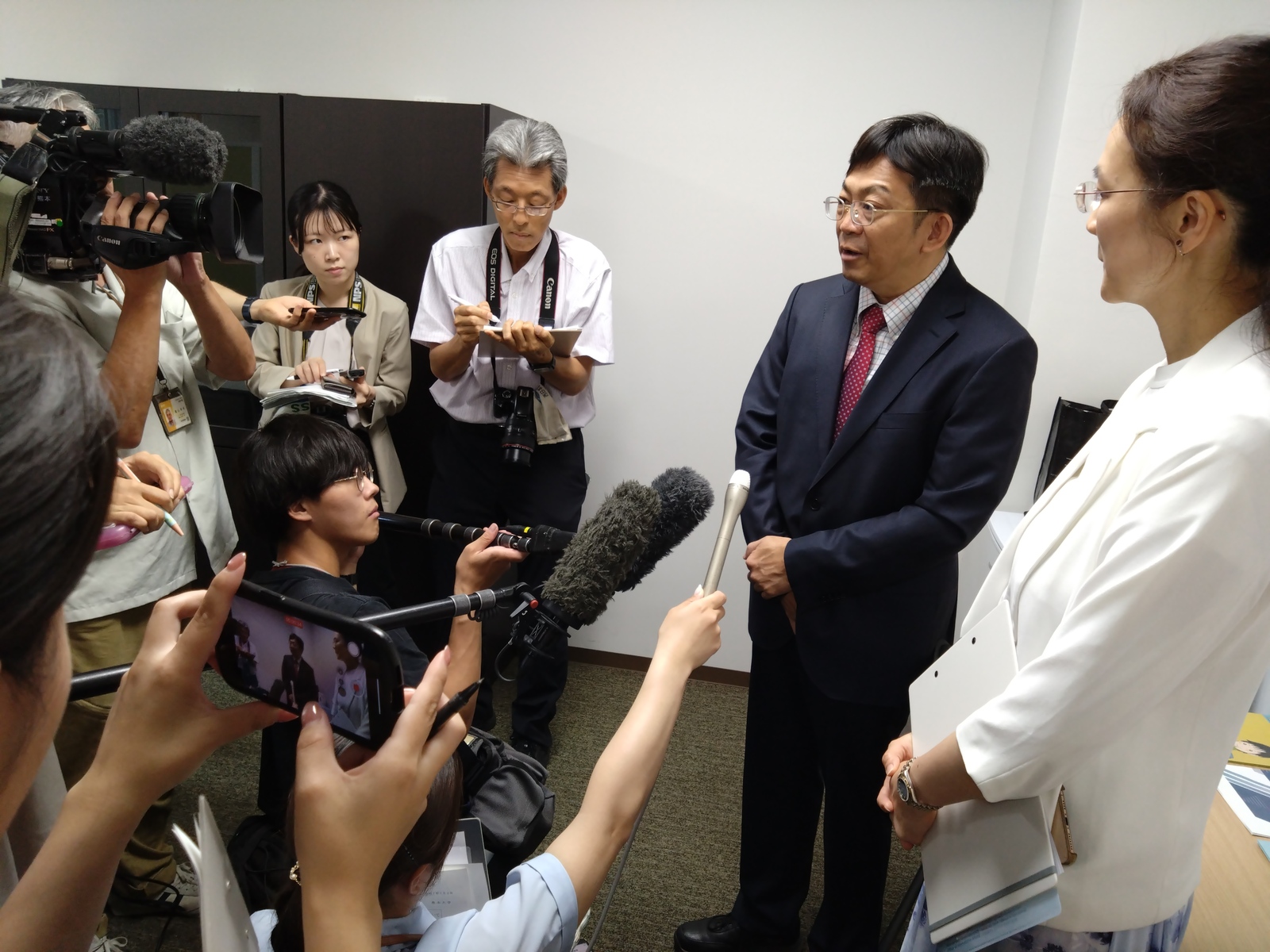 A joint press interview with NSYSU President Chih-Peng Li.Image