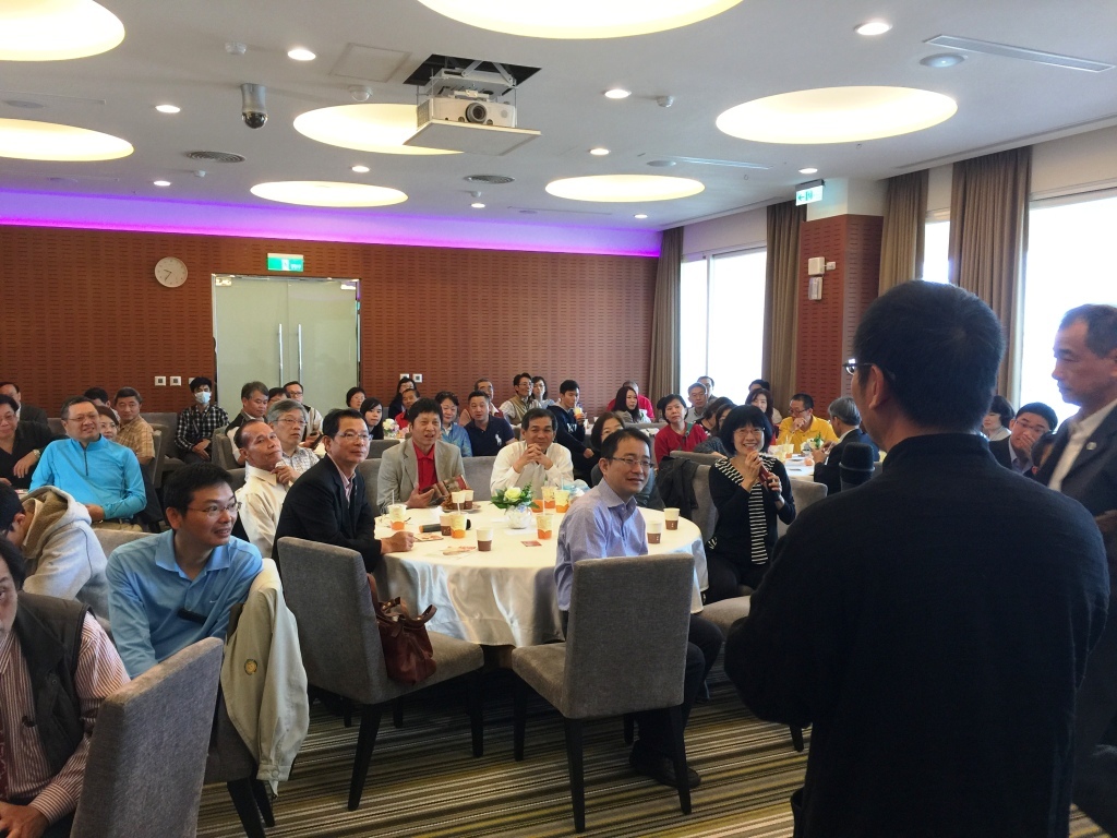 校友專心聆聽分享圖片