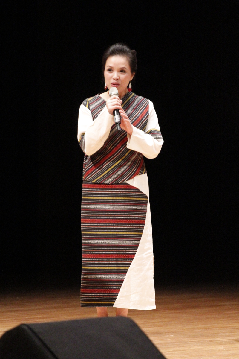 團員以泰雅服飾裝扮圖片