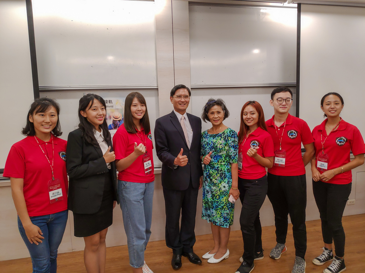 Director-General William Heng-sheng Chuang of the Southern Taiwan Office with NSYSU students